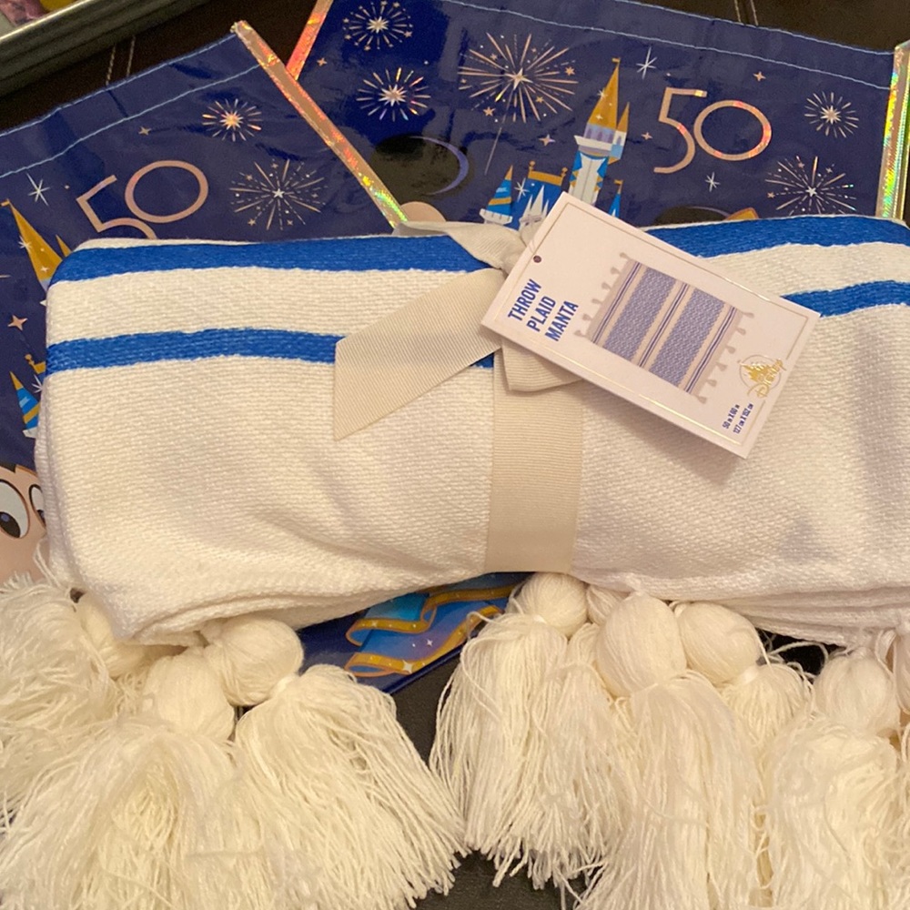 Disney throw plaid manta new with tags